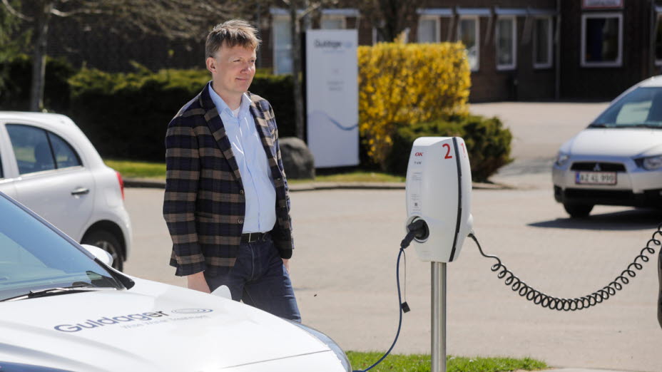Mand foran ladestander til elbil