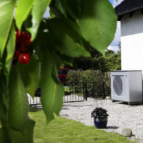Luft til vand-varmepumpe foran hus