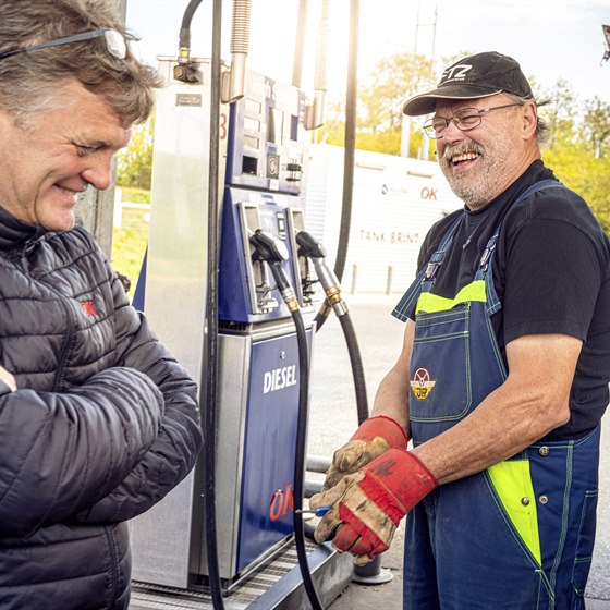 To mænd taler ved Truckdiesel-station