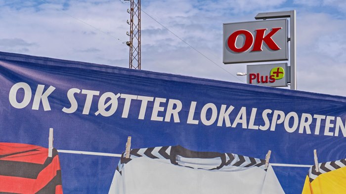 Banner foran OK-tankstation med teksten OK støtter lokalsporten