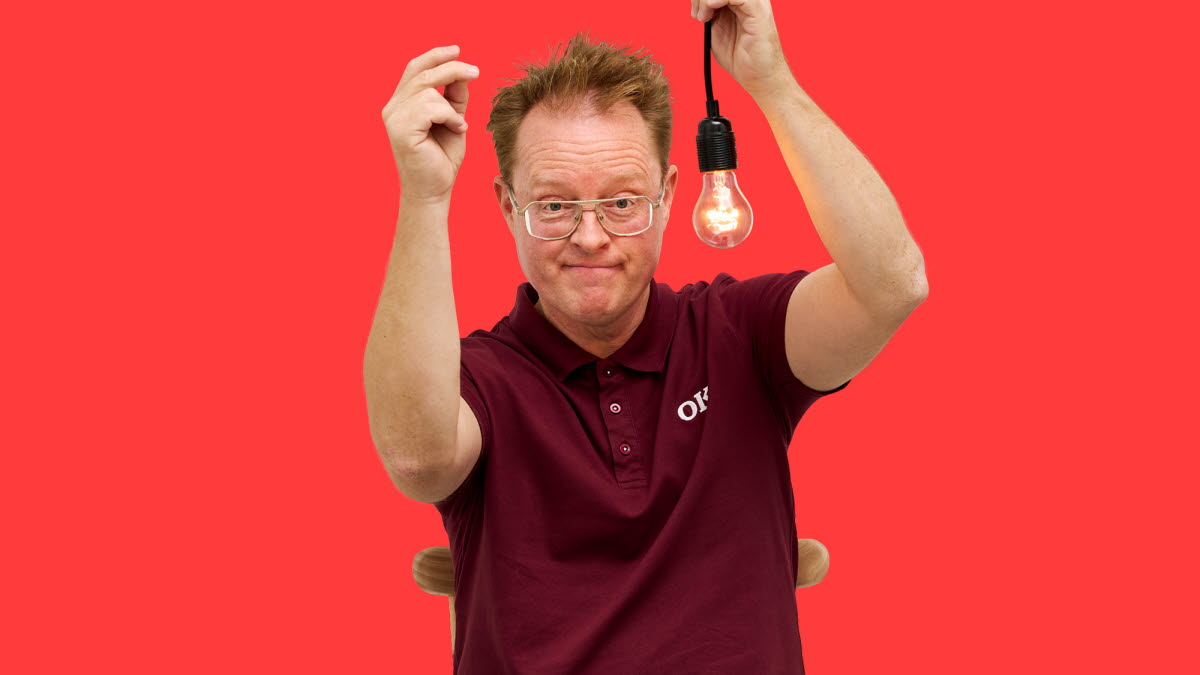 Mand står med elpære og knipser