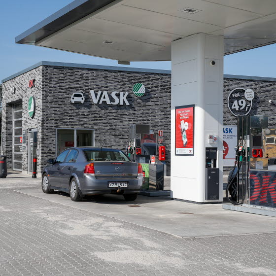 Biler i færd med at tanke ved OK-tankstation og -vaskehal