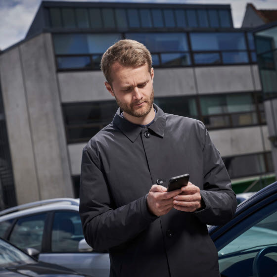 Mand med smartphone i hånden