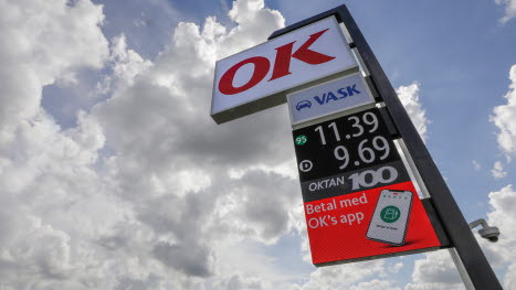 Prisskilt med OK-logo og ikon for bilvask og aktuelle brændstofpriserk af tankstationer