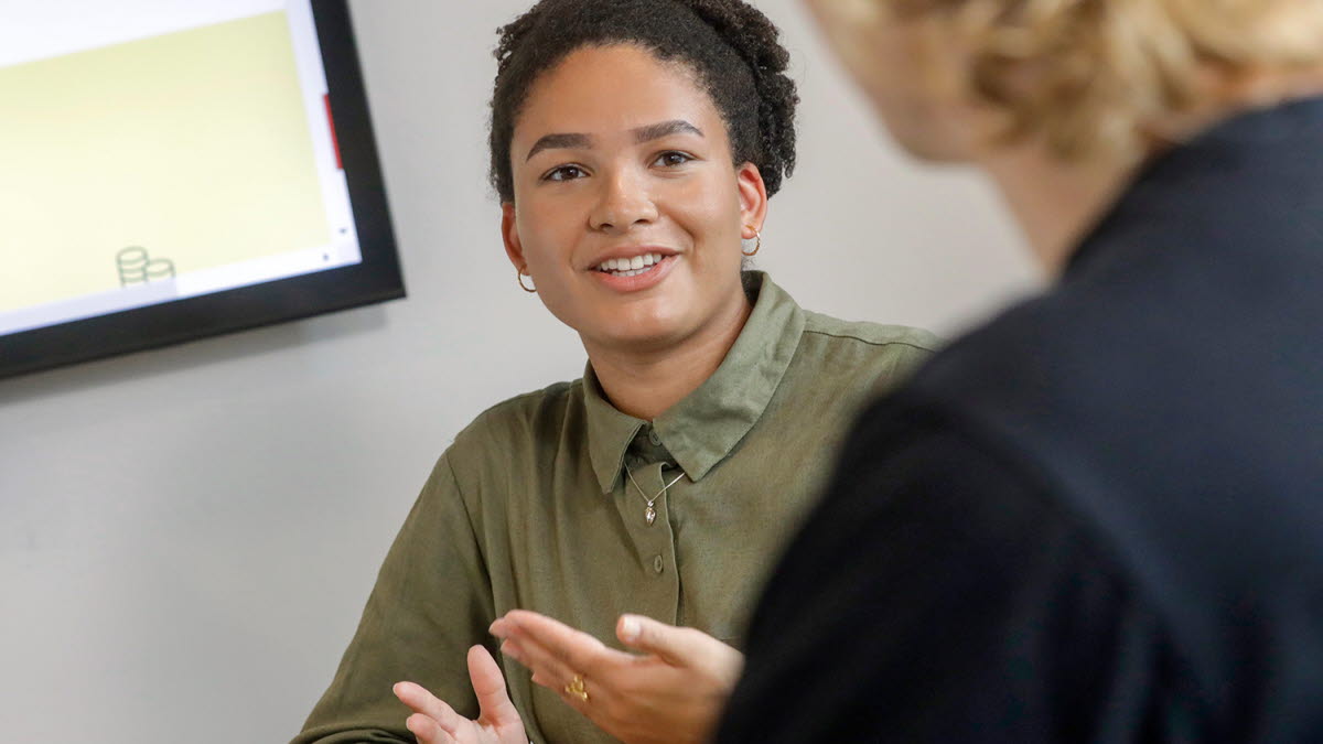 Ung kvinde taler og gestikulerer