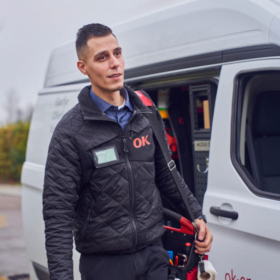 Mand fra OK installation af ladestandere