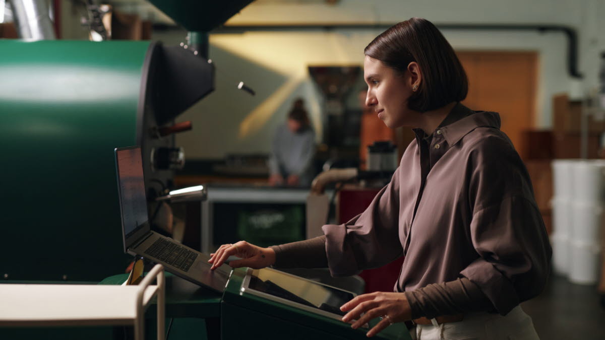 Person ved computer på fabrik