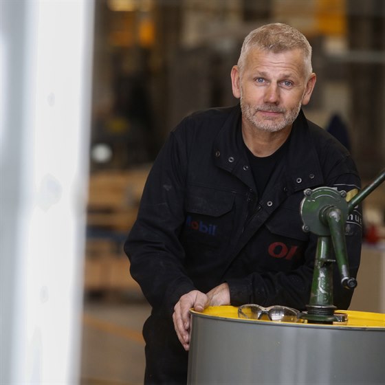 OK's medarbejder stående ved en tønde med smøremidler