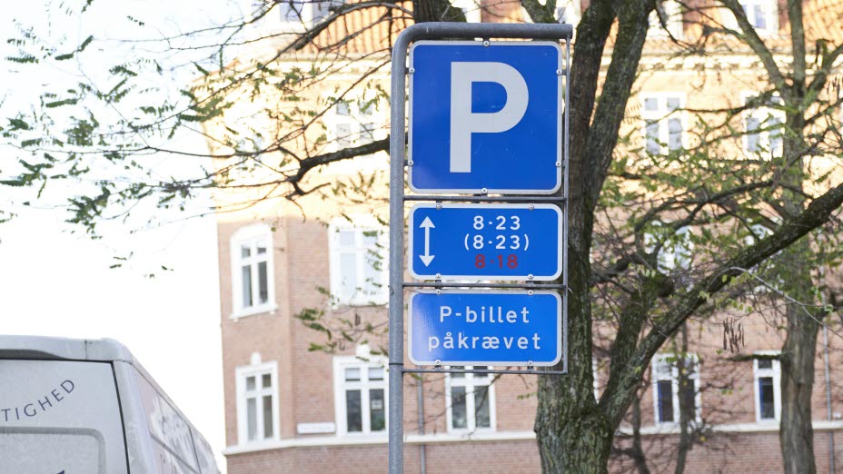 Parkeringsskilt med tidsangivelser