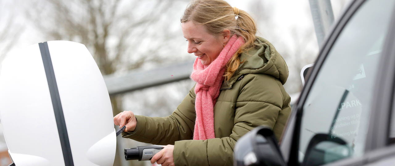 Kvinde ved ladestander