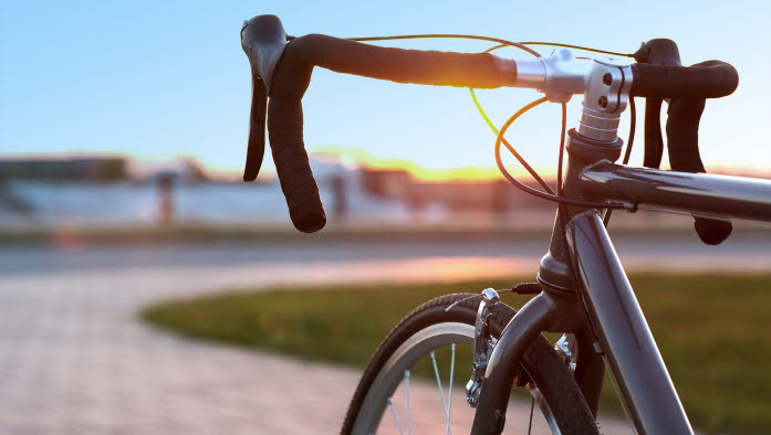 Cykel med racerstyr med solnedgang i baggrunden