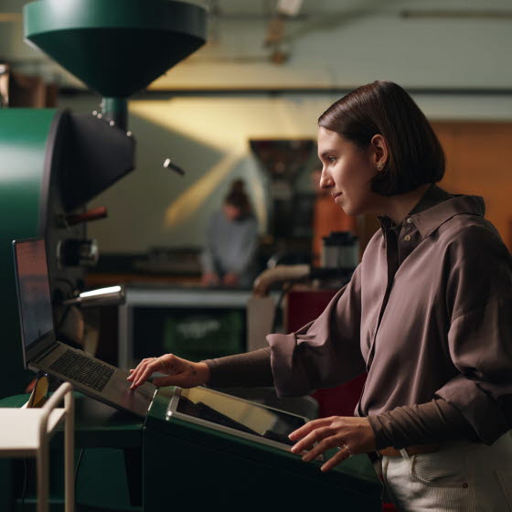 Person ved computer på fabrik