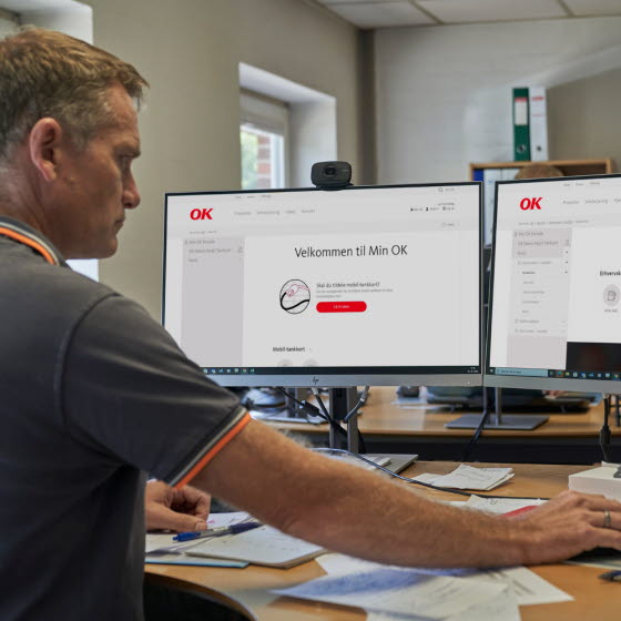 Mand ved computer med Min OK selvbetjening på skærmen