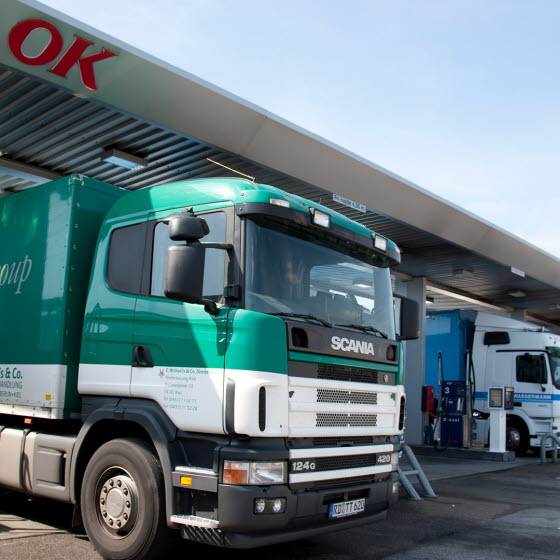 Lasbiler holder på en OK Truck-station og tanker