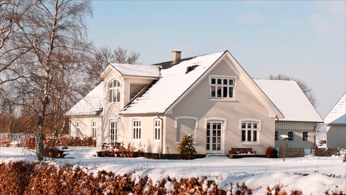 Hus dækket i sne