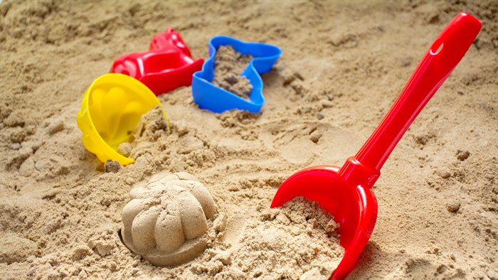 Farverige legeredskaber i sand