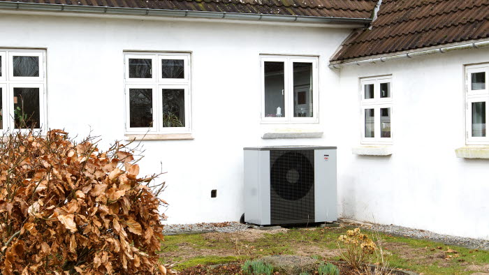 Varmepumpe foran hvidt hus