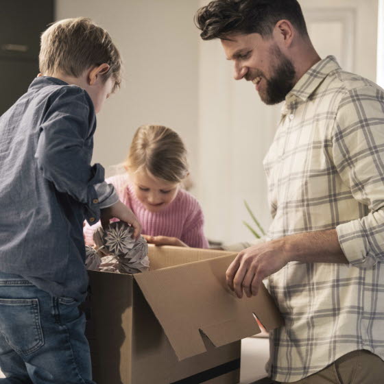 Familie pakker flyttekasse