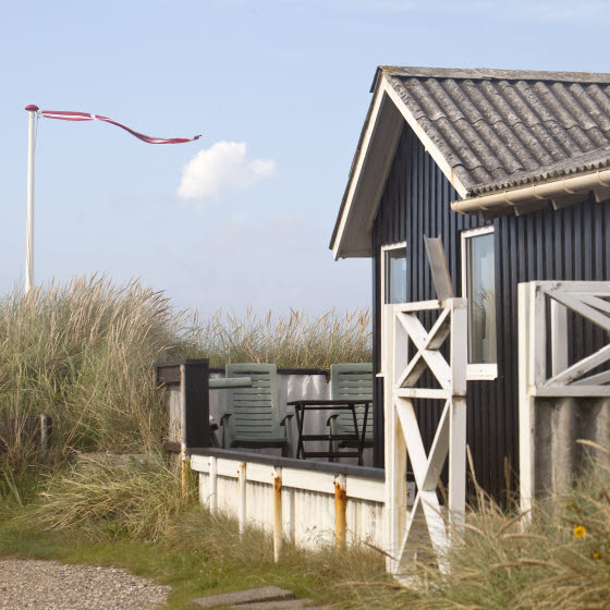 Sommerhus med flagstang og vimpel