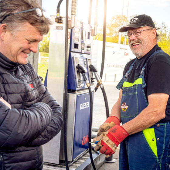 To mænd taler ved Truckdiesel-station