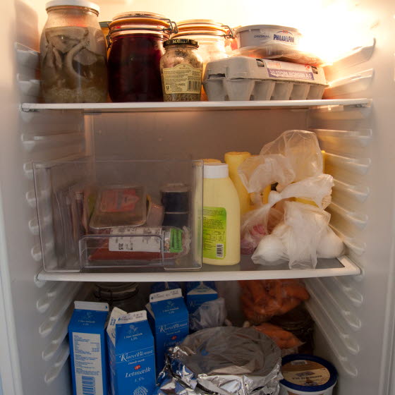 Køleskabshylder med varer
