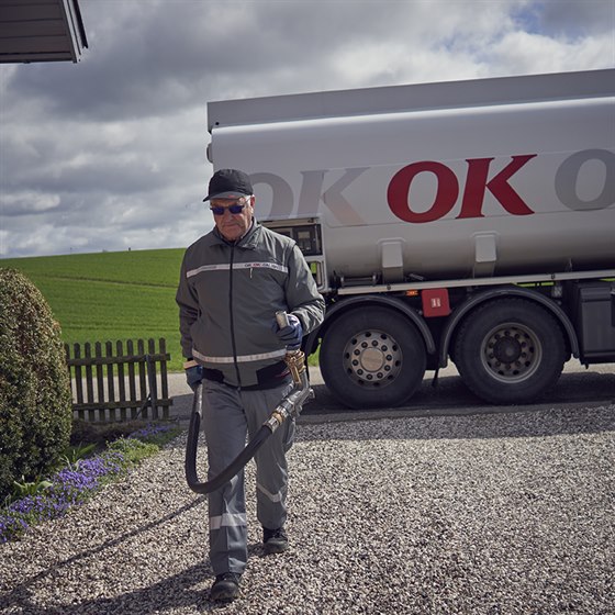 OK's chauffør på vej med slange fra tankbilen