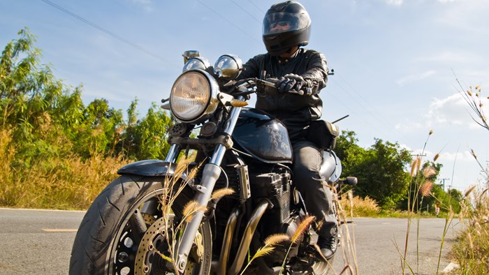 Sortklædt motorcyklist på motorcykel
