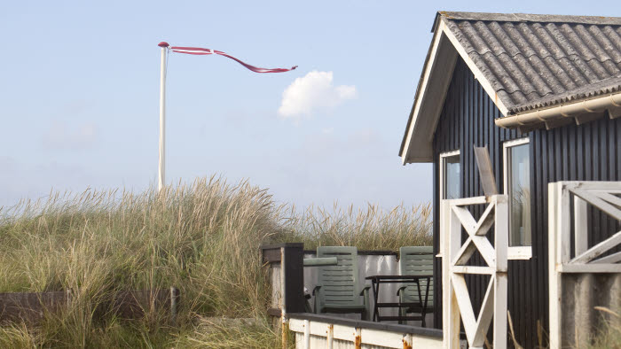 Sommerhus med flagstang og vimpel