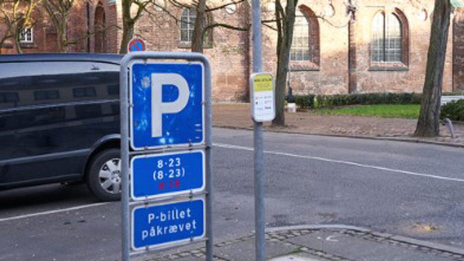 Bil på parkeringsplads med P-skilt