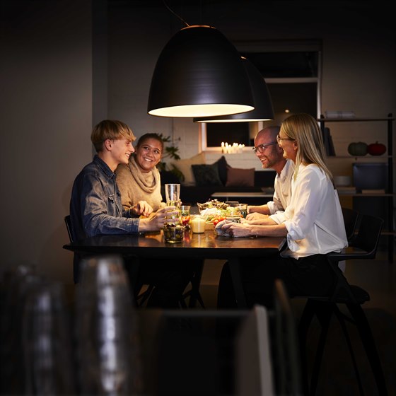 Familiehygge ved spisebord med dæmpet belysning
