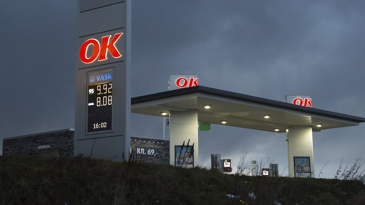 OK-tankstation og prisskilt i aftenmørke