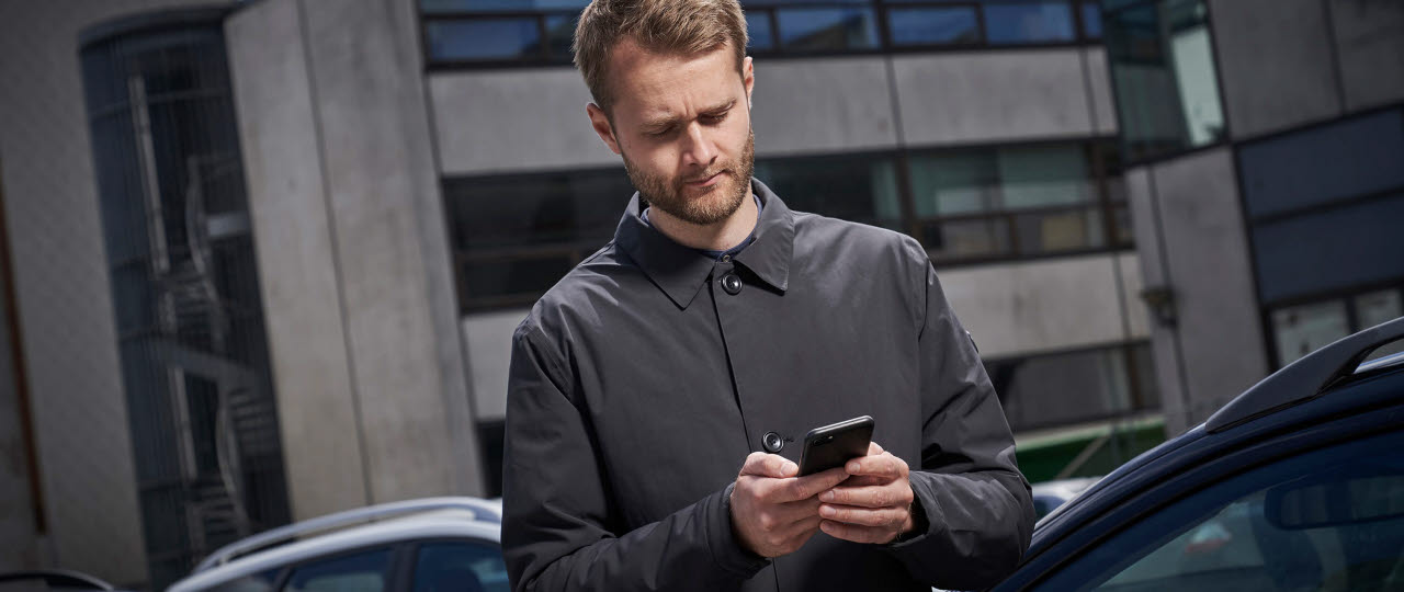 Mand med smartphone i hånden