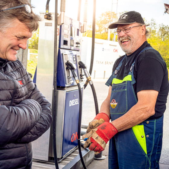 Mænd på benzintank