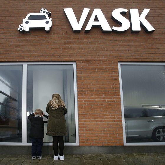 Børn står ved vaskehal