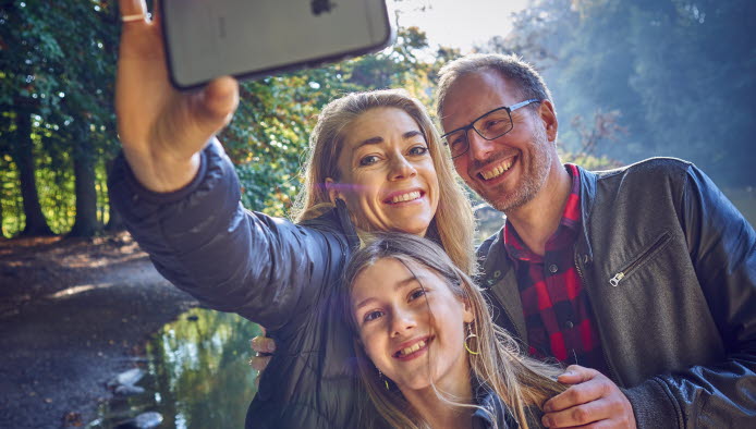 Mor, far og datter i skoven tager selfie