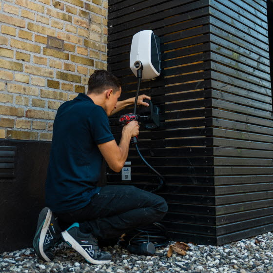 Mand installerer ladeboks