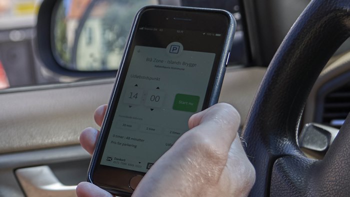 Mobiltelefonskærm med visning af hvordan du indstiller betaling for parkering