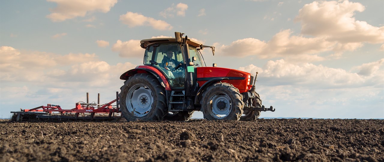 Traktor på pløjemark