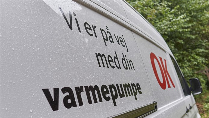 Siden af en OK varebil med teksten 