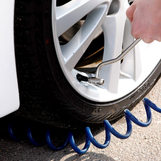 Tjek dæktrykket på bilen jævnligt