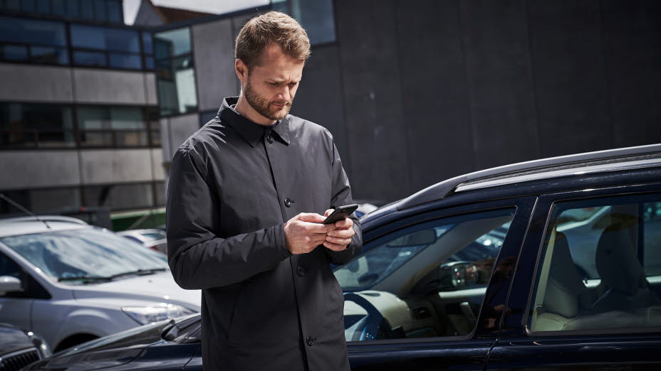 Mand parkerer med OK's app