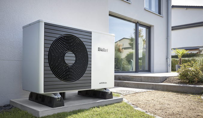 Vaillant varmepumpe foran hvidt hus