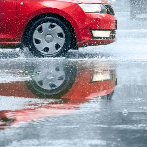 Undgå at køre bilen gennem oversvømmelser