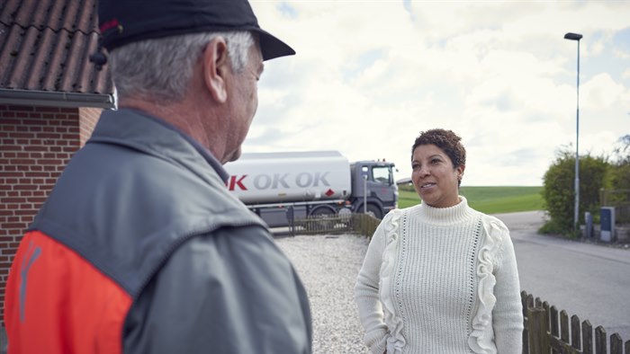 OK's chauffør taler med kunden