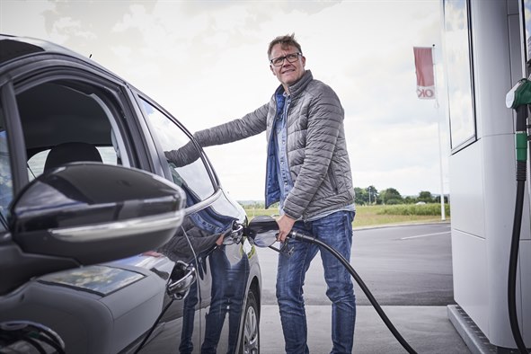 Mand i færd med at tanke sin bil ved en OK-tankstation