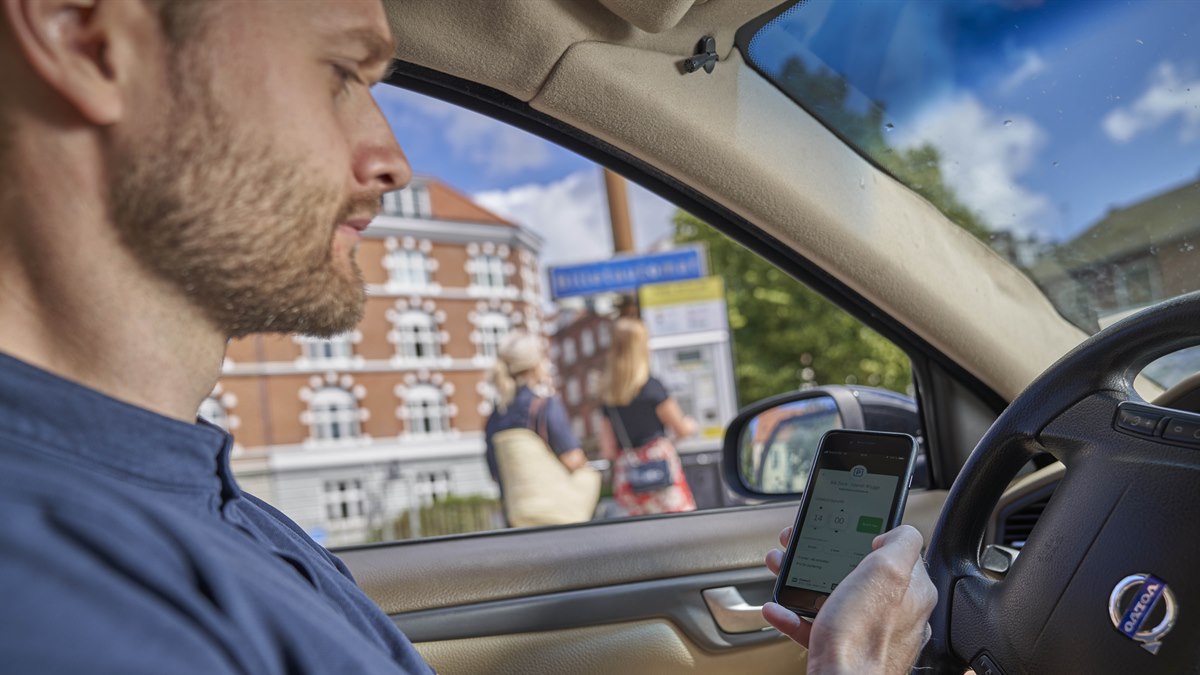 Mobiltelefonskærm med visning af hvordan du indstiller betaling for parkering