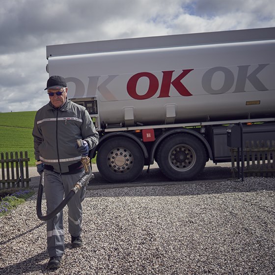 OK's chauffør på vej med slange fra tankbilen